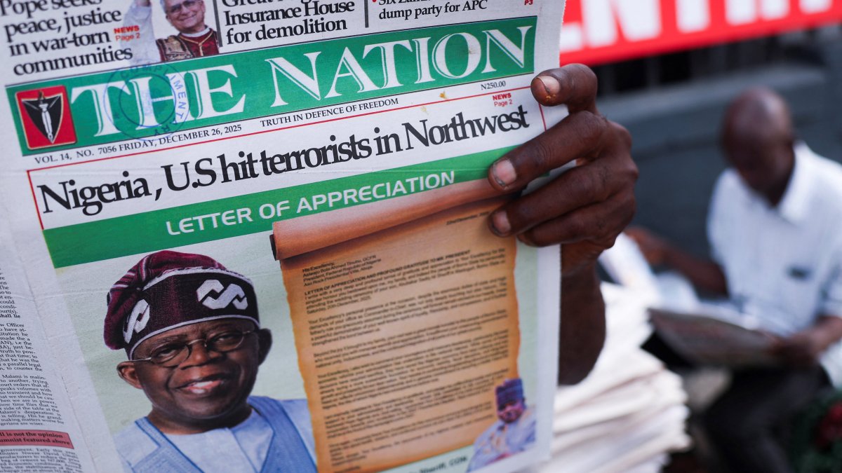 People read newspapers reporting on U.S. airstrikes against Daesh members, Lagos, Nigeria, Dec. 26, 2025. (Reuters Photo)