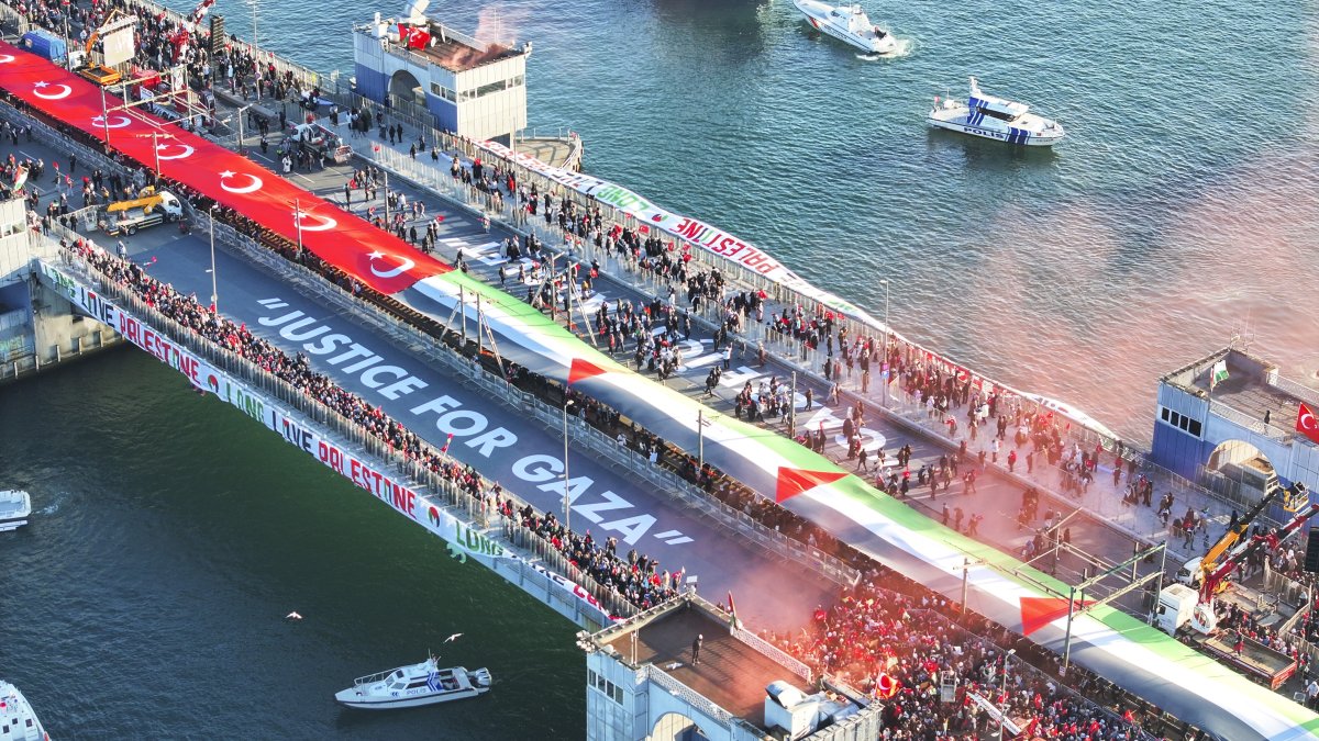 Thousands march to Galata Bridge in Istanbul over Palestine