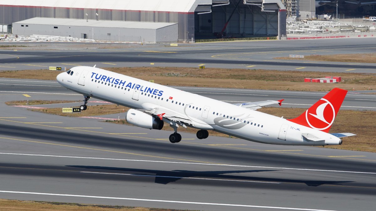 A Turkish Airlines Airbus A321-231takes off from Istanbul Airport, Istanbul, Türkiye, July 19, 2025. (Shutterstock Photo)