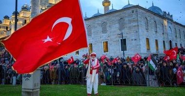 A man waves a Turkish flag as people demonstrate in solidarity with the Palestinian people amid Israel's war on Gaza, Istanbul, Türkiye, Jan. 1, 2026. (AFP Photo)