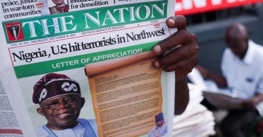 People read newspapers reporting on U.S. airstrikes against Daesh members, Lagos, Nigeria, Dec. 26, 2025. (Reuters Photo)