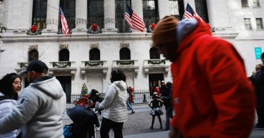  People walk by the New York Stock Exchange (NYSE) in New York City, U.S., Dec. 30, 2025. (AFP Photo)