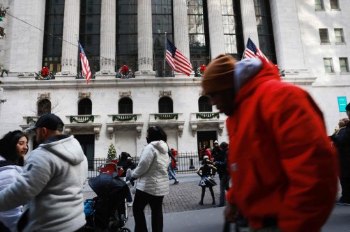  People walk by the New York Stock Exchange (NYSE) in New York City, U.S., Dec. 30, 2025. (AFP Photo)