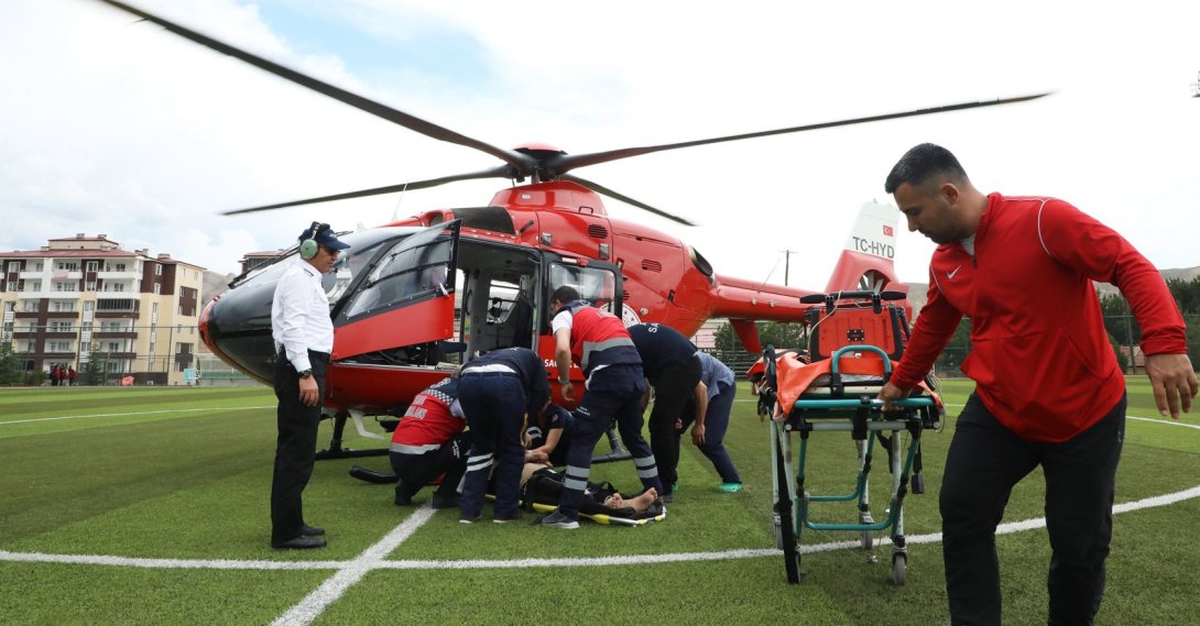 Air ambulance crews conduct a training exercise to improve response time and operational precision in Malatya, eastern Türkiye, Jan. 1, 2026. (AA Photo)