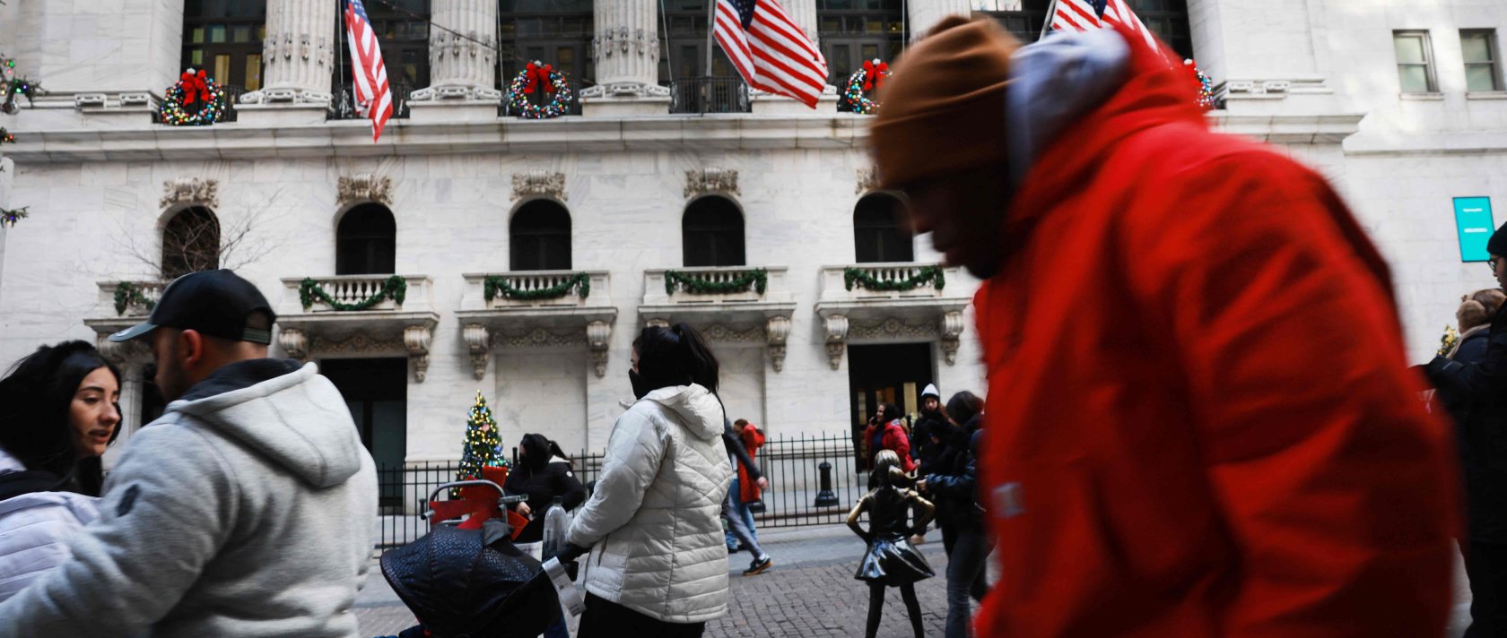  People walk by the New York Stock Exchange (NYSE) in New York City, U.S., Dec. 30, 2025. (AFP Photo)
