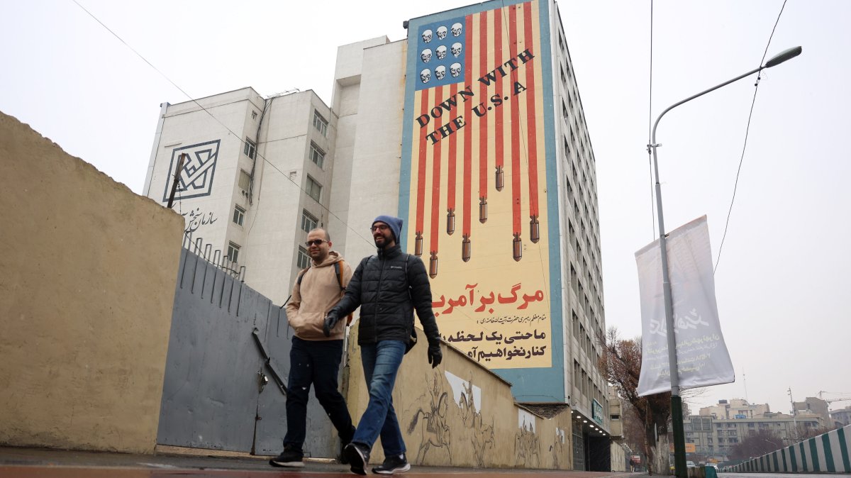 Iranians walk past an anti-US mural on a street in Tehran, Iran, Jan. 3, 2026. (EPA Photo)