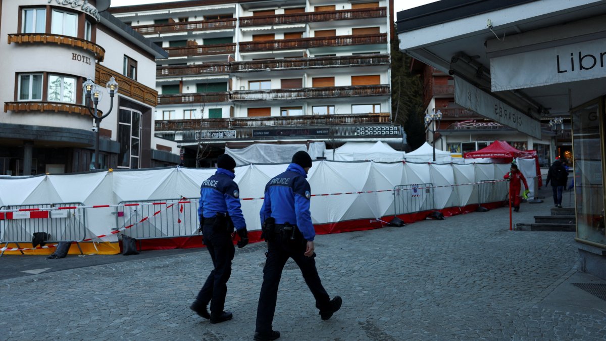 Swiss police officers walk outside the "Le Constellation" bar, after a fire and explosion during a New Year's Eve party where several people died, in the upscale ski resort of Crans-Montana in southwestern Switzerland, Jan. 3, 2026. (Reuters Photo)