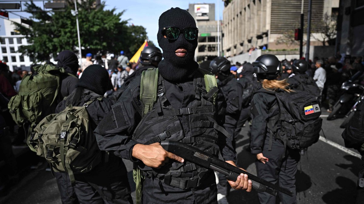 Armed supporters of Venezuela's President Nicolas Maduro gather near the Miraflores presidential palace in Caracas, Venezuela, Jan. 3, 2026. (AFP Photo)