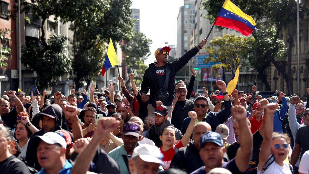 Venezuelans stage a rally near the Mireflores Palace demanding the "return" of President Nicolas Maduro, Caracas, Venezuela, Jan. 3, 2026. (EPA Photo)
