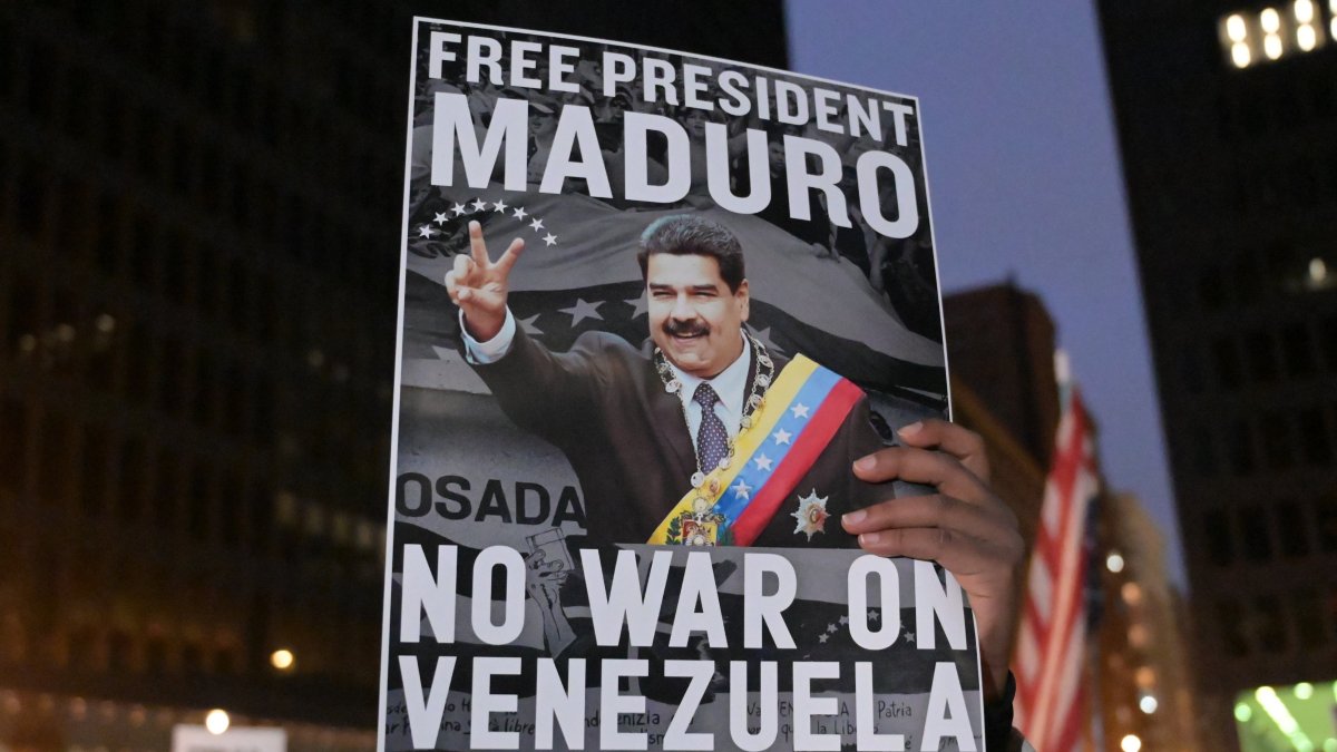 Protesters gathered at Dirksen Federal Building Plaza as part of an emergency antiwar demonstration against U.S. airstrikes on Caracas and the capture of Venezuelan President Nicolas Maduro, Chicago, Illinois, U.S., Jan. 3, 2025. (AA Photo)