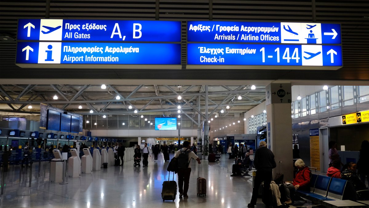 Some flights in Greece resume after air traffic radio collapse