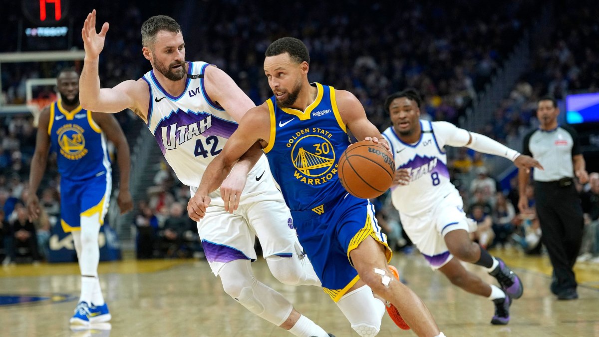 Warriors' Stephen Curry drives to the basket on Jazz's Kevin Love during an NBA game in San Francisco, California, Jan. 03, 2026. (AFP Photo)