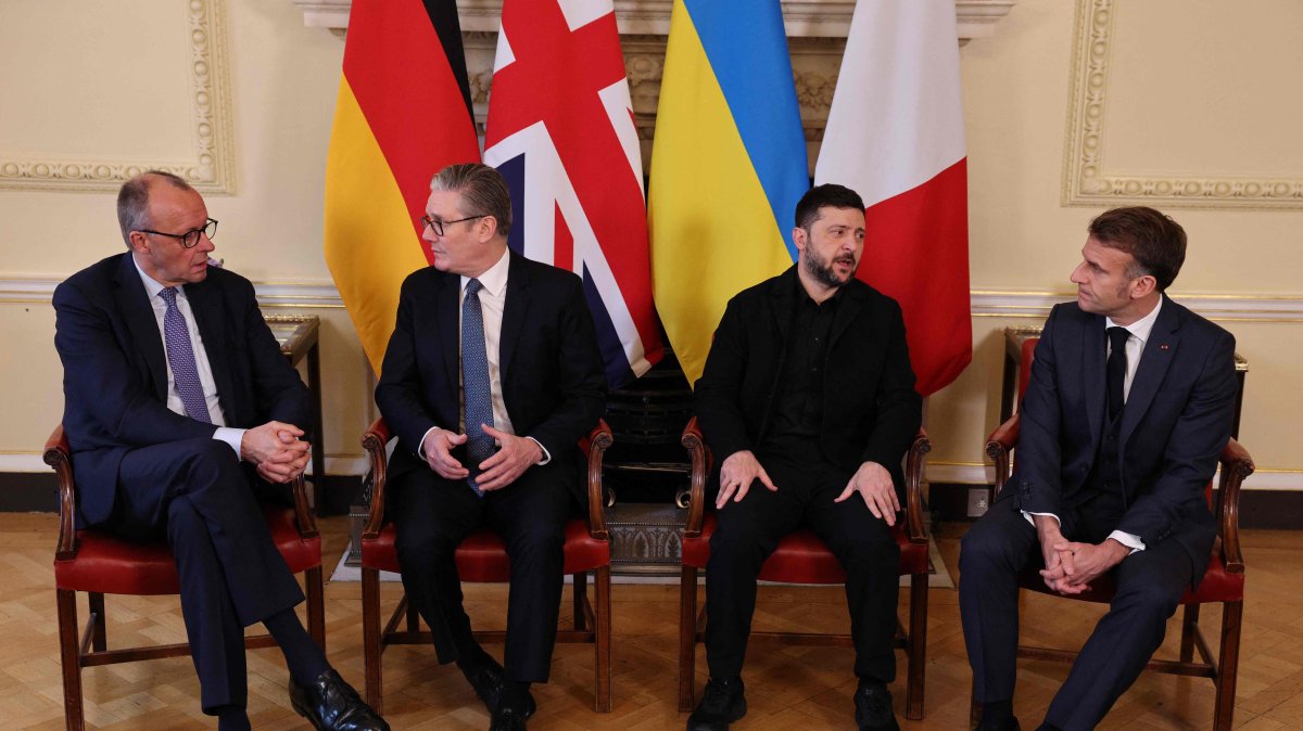 (L-R) Germany's Chancellor Friedrich Merz, Britain's Prime Minister Keir Starmer, Ukraine's President Volodymyr Zelenskyy and France's President Emmanuel Macron sit down ahead of a meeting inside 10 Downing Street in central London, Britain, Dec. 8, 2025. (AFP Photo)