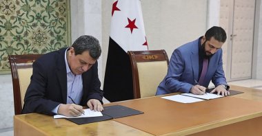 Syrian President Ahmed al-Sharaa (R) and YPG ringleader Ferhat Abdi Şahin (L) sign a deal, Damascus, Syria, March 10, 2025. (AP Photo)