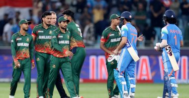 Indian players Shubman Gill and KL Rahul shake hands with Bangladesh players  after an ICC Men's Champions Trophy match in Dubai, U.A.E., Feb. 20, 2025. (Reuters Photo)