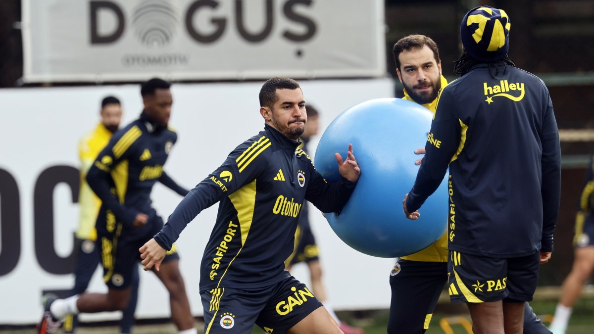 Fenerbahçe players train ahead of the Turkish Super Cup semifinal match against Samsunspor, Istanbul, Türkiye, Jan. 4, 2026. (IHA Photo)