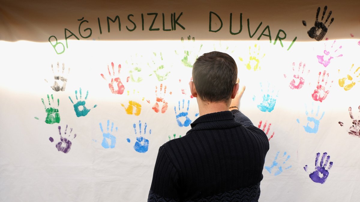 N.K. places his handprint on the wall reserved for those who have overcome addiction at the Green Crescent Counseling Center, Eskişehir, Türkiye, Jan. 5, 2025. (AA Photo)