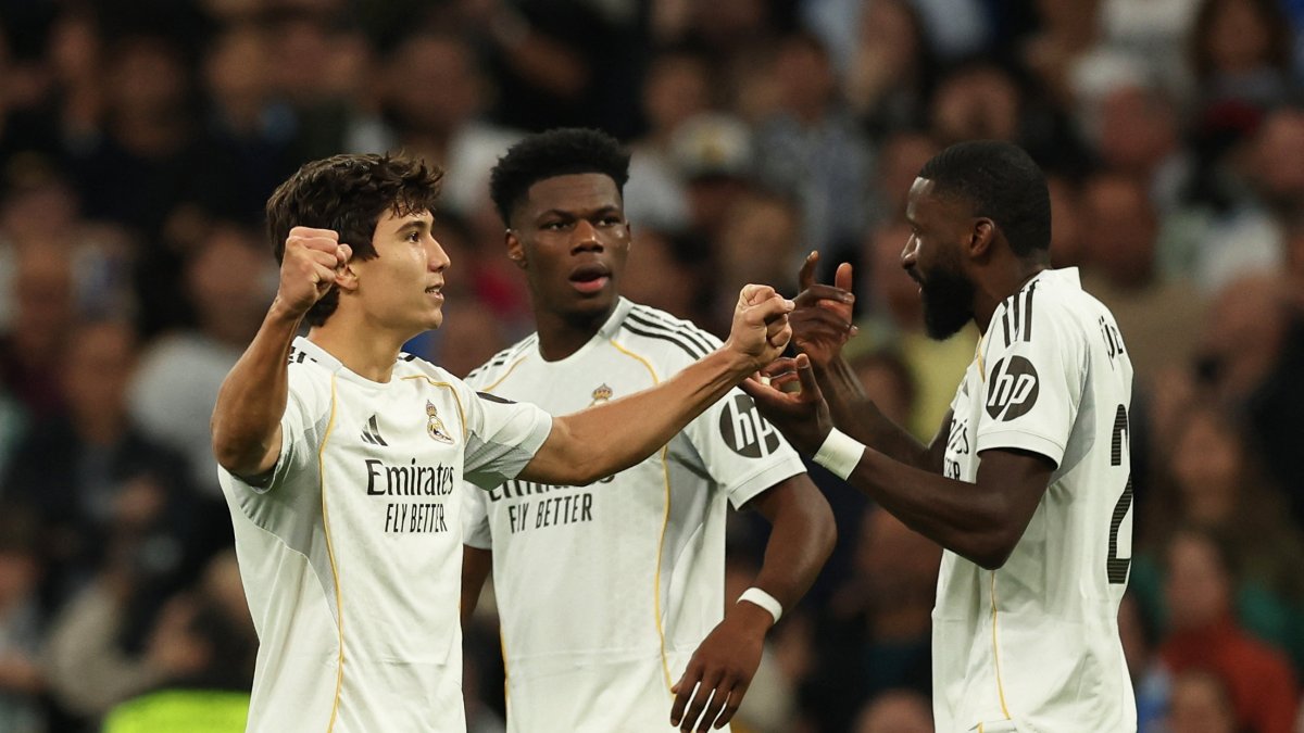Real Madrid's Gonzalo Garcia (L) celebrates with his teammates Aurelien Tchouameni (C) and Antonio Rudiger during the La Liga match against Real Betis at the Bernabeu, Madrid, Spain, Jan. 4, 2026. (Reuters Photo)
