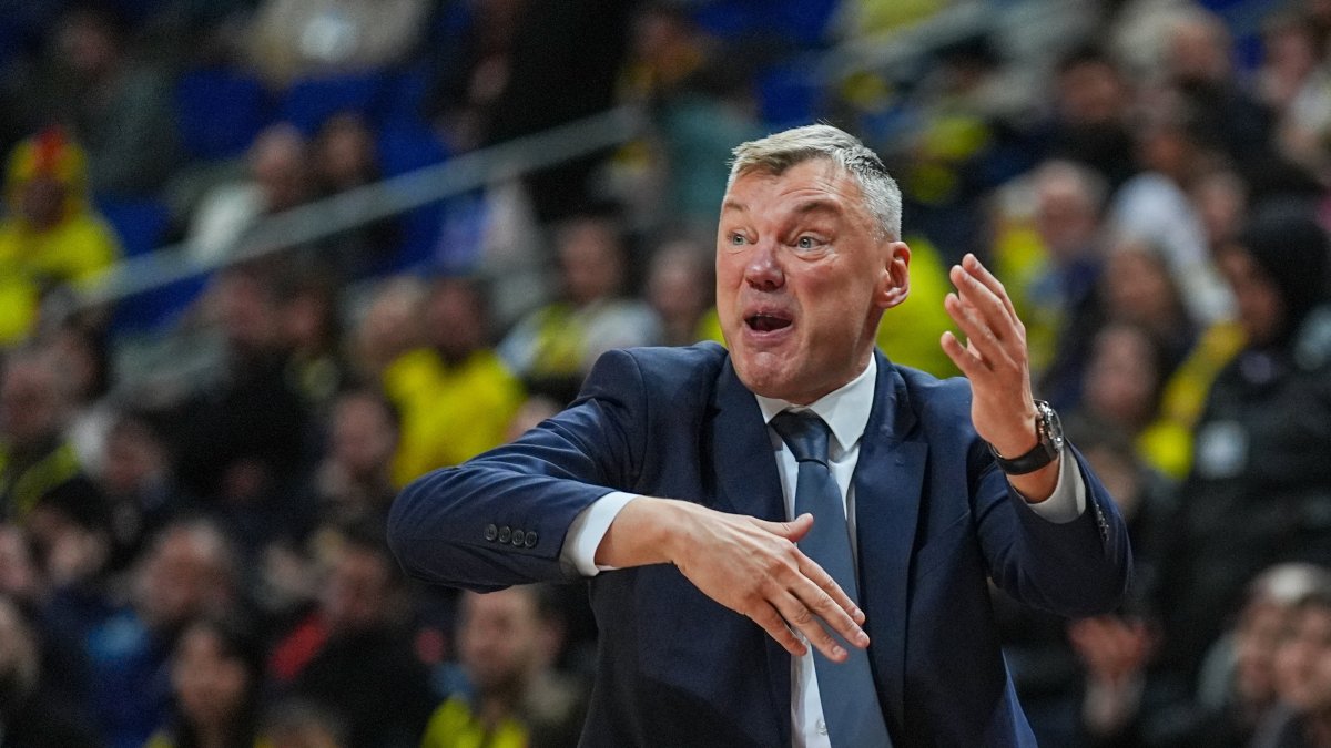 Fenerbahçe Beko head coach Sarunas Jasikevicius gestures as he gives instructions to his players during their Super Lig match against Glint Manisa Basket at Ülker Sports and Events Hall, Istanbul, Türkiye, Dec. 27, 2025. (AA Photo)