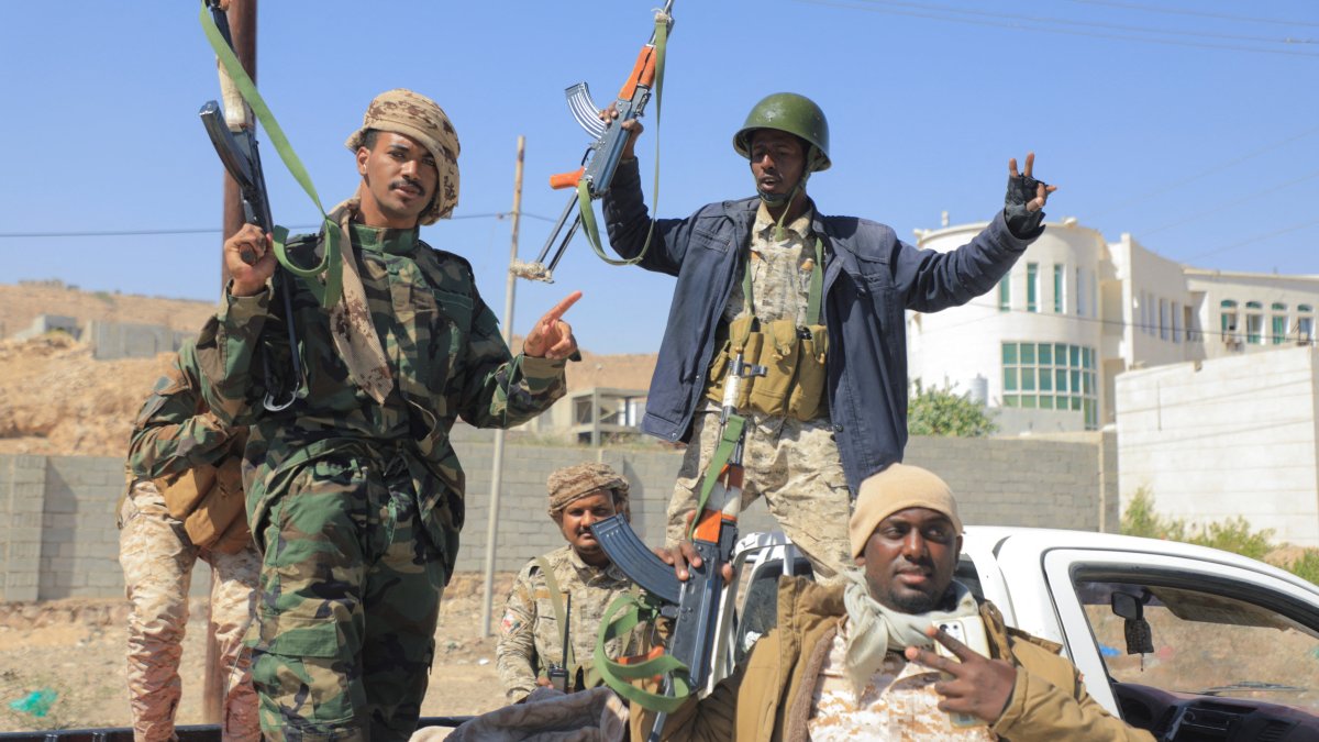 Government soldiers ride on the back of a pick-up truck in the Arabian Sea port city of Mukalla, capital of Hadramout province, Yemen, Jan. 4, 2026. (Reuters Photo)
