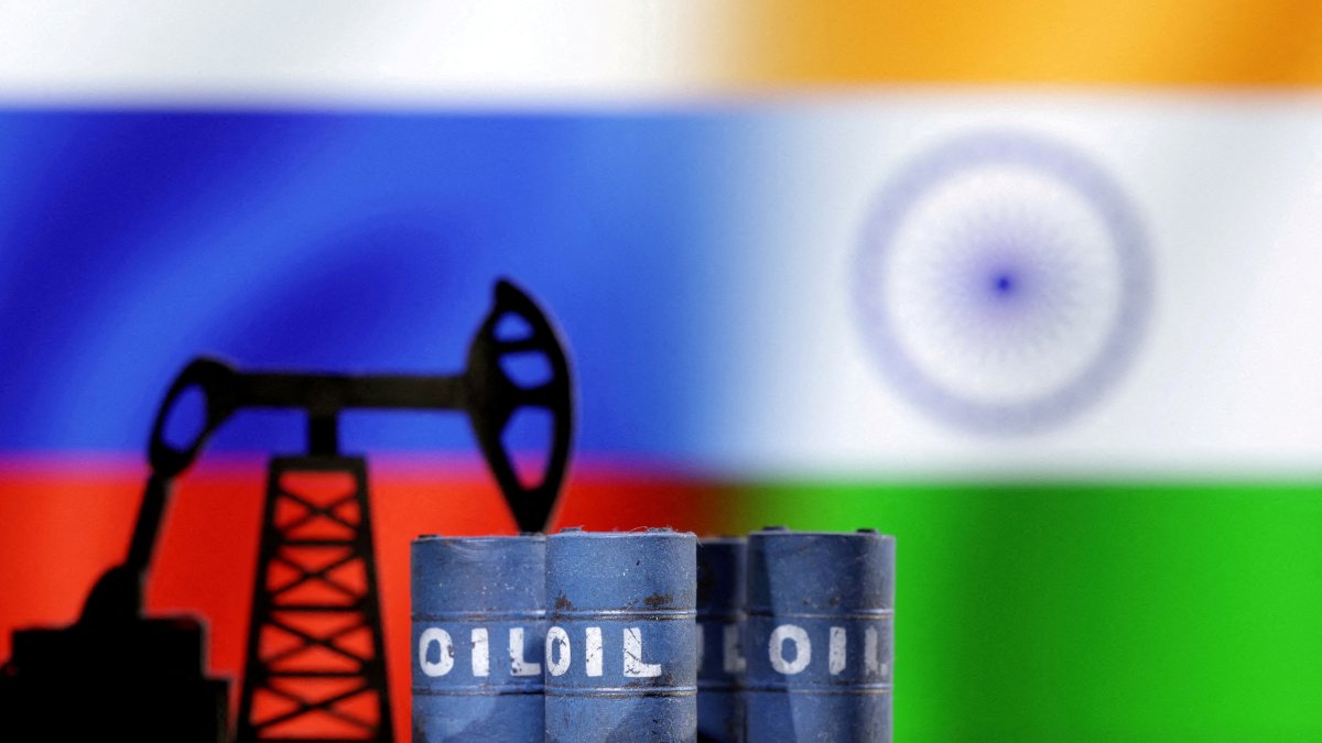A model of an oil pump and oil barrels jack is seen in front of Russian and Indian flags in this illustration taken Dec. 9, 2022. (Reuters Photo)