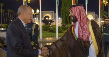 President Recep Tayyip Erdoğan and Saudi Crown Prince Mohammed bin Salman shake hands during a welcome ceremony at Al Salam Palace in Jeddah, Saudi Arabia, July 17, 2023. (AP Photo) 