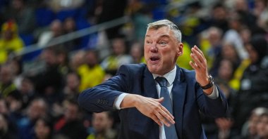 Fenerbahçe Beko head coach Sarunas Jasikevicius gestures as he gives instructions to his players during their Super Lig match against Glint Manisa Basket at Ülker Sports and Events Hall, Istanbul, Türkiye, Dec. 27, 2025. (AA Photo)