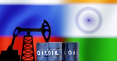 A model of an oil pump and oil barrels jack is seen in front of Russian and Indian flags in this illustration taken Dec. 9, 2022. (Reuters Photo)