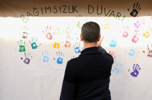 N.K. places his handprint on the wall reserved for those who have overcome addiction at the Green Crescent Counseling Center, Eskişehir, Türkiye, Jan. 5, 2025. (AA Photo)