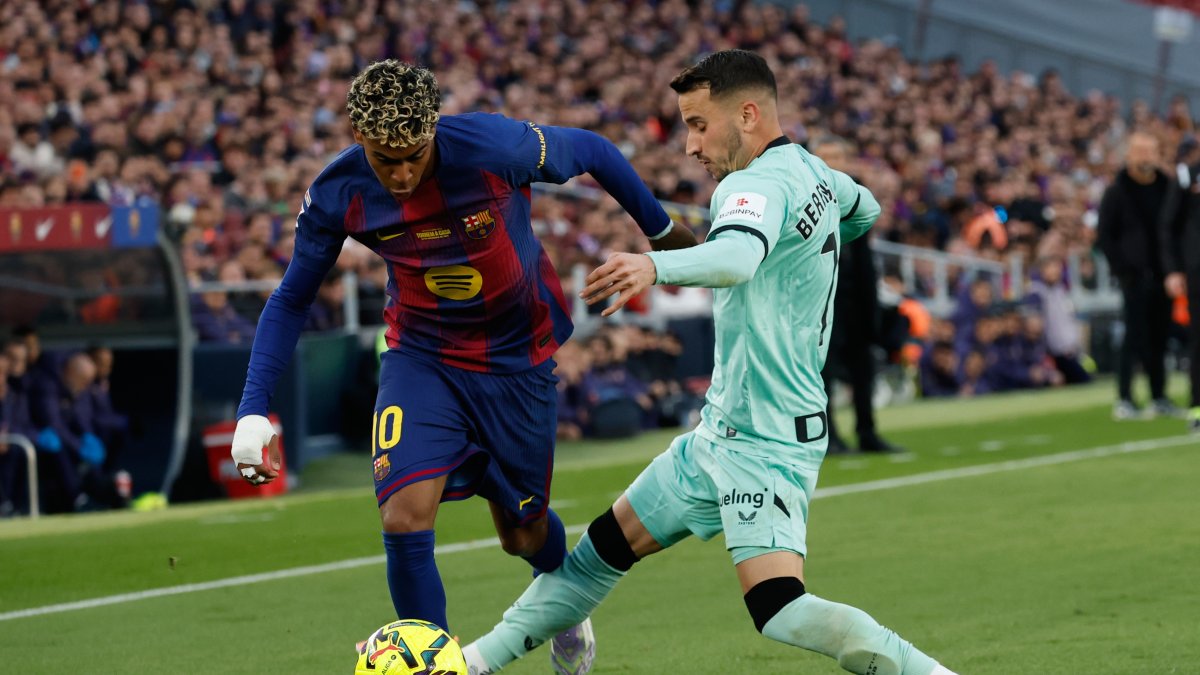 Barcelona's Lamine Yamal (L) and Athletic Bilbao's Alex Berenguer fight for the ball during a La Liga match, Barcelona, Spain, Nov. 22, 2025. (AP Photo)