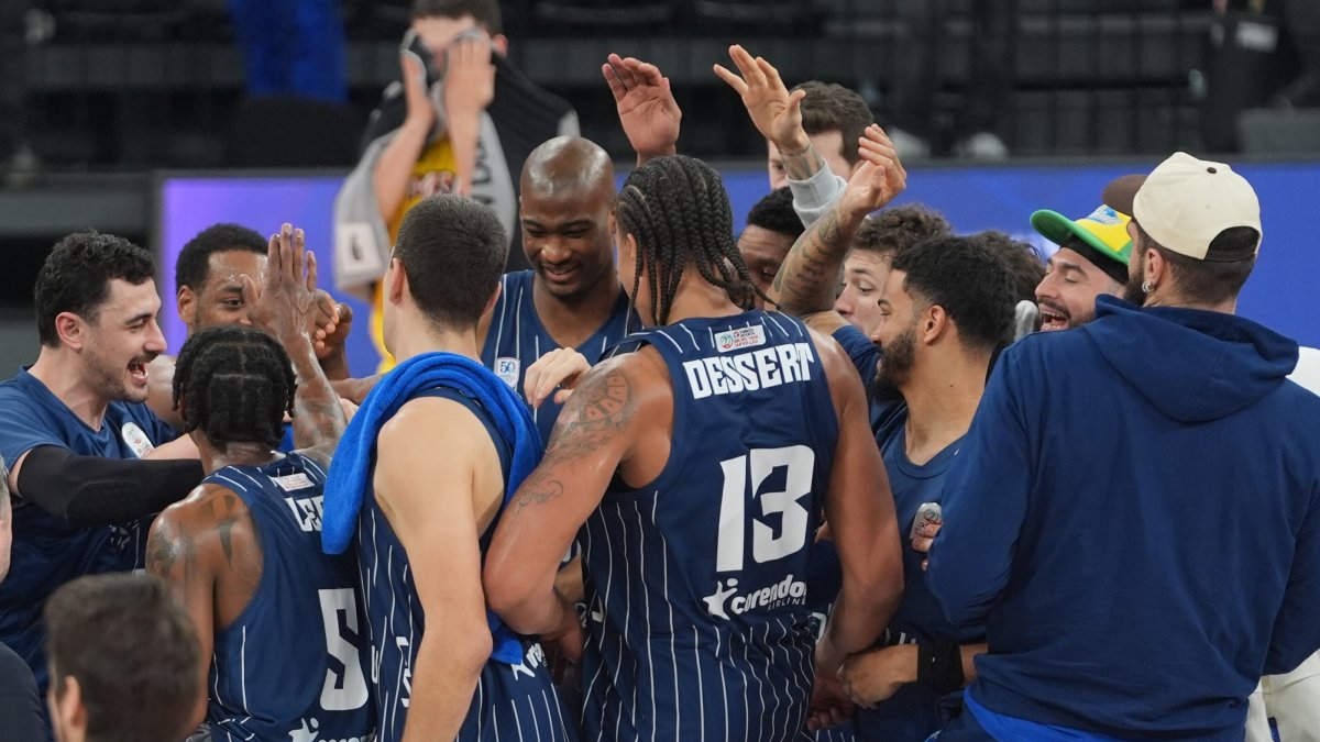 Anadolu Efes players celebrate after beating Mersinspor at the Turkcell Basketball Development Center, Istanbul, Türkiye, Jan. 4, 2025. (AA Photo)