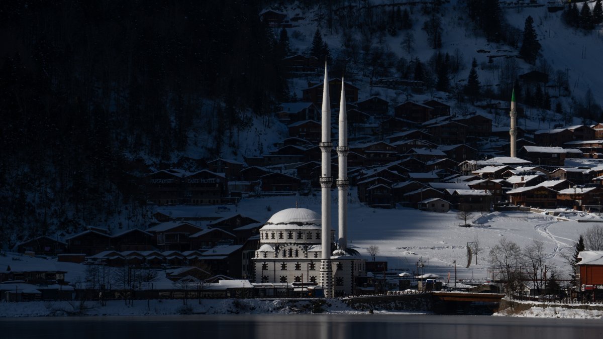 Winter cold turns Uzungöl Lake into icy landscape in N. Türkiye
