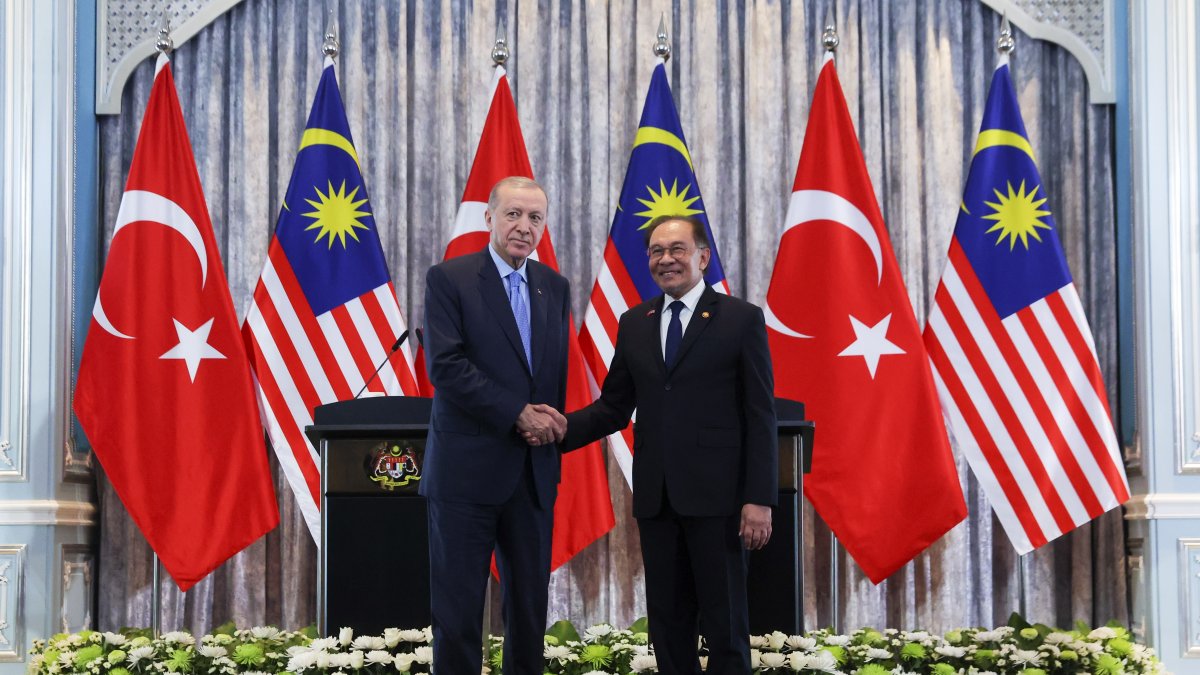 President Recep Tayyip Erdoğan and Malaysian Prime Minister Anwar Ibrahim (R) shake hands during their meeting, Putrajaya, Malaysia, Feb. 11, 2025. (AP Photo)