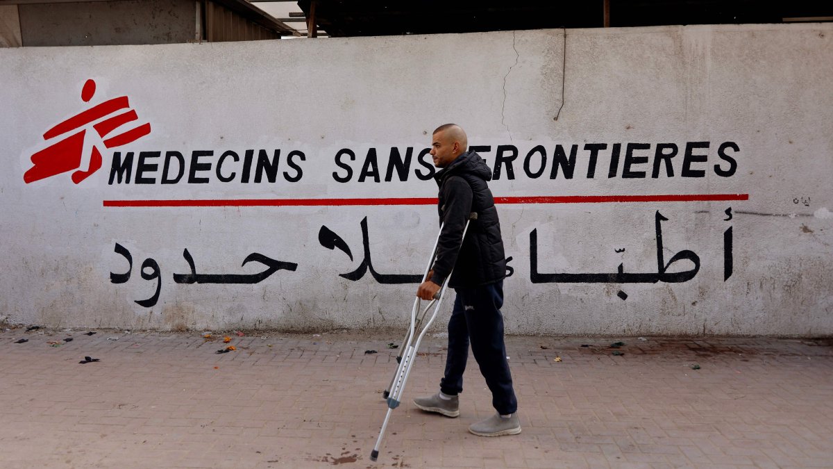 A Palestinian man walks on his crutches to the Doctors Without Borders (MSF) clinic, Gaza City, Palestine, Dec. 31, 2025. (AFP Photo)