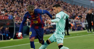 Barcelona's Lamine Yamal (L) and Athletic Bilbao's Alex Berenguer fight for the ball during a La Liga match, Barcelona, Spain, Nov. 22, 2025. (AP Photo)