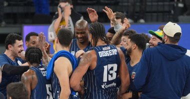 Anadolu Efes players celebrate after beating Mersinspor at the Turkcell Basketball Development Center, Istanbul, Türkiye, Jan. 4, 2025. (AA Photo)