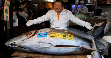 Kiyomura Co.'s President Kiyoshi Kimura, who runs a chain of sushi restaurants called Sushi Zanmai, poses with a 243-kilogram bluefin tuna auctioned for a record 510 million yen ($3.24 million) at the first auction of 2026 at Tokyo's Toyosu fish market, at his sushi restaurant in Tokyo, Japan, Jan. 5, 2026. (Reuters Photo)