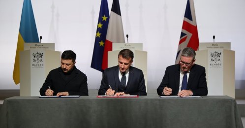 Ukraine's President Volodymyr Zelenskyy, France's President Emmanuel Macron and Britain's Prime Minister Keir Starmer sign the declaration on deploying post-ceasefire force in Ukraine during the Coalition of the Willing summit on security guarantees for Ukraine, at the Elysee Palace in Paris, France, Jan. 6, 2026. (EPA Photo)