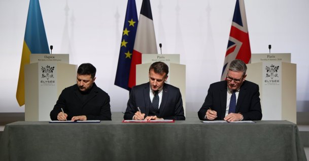 Ukraine's President Volodymyr Zelenskyy, France's President Emmanuel Macron and Britain's Prime Minister Keir Starmer sign the declaration on deploying post-ceasefire force in Ukraine during the Coalition of the Willing summit on security guarantees for Ukraine, at the Elysee Palace in Paris, France, Jan. 6, 2026. (EPA Photo)