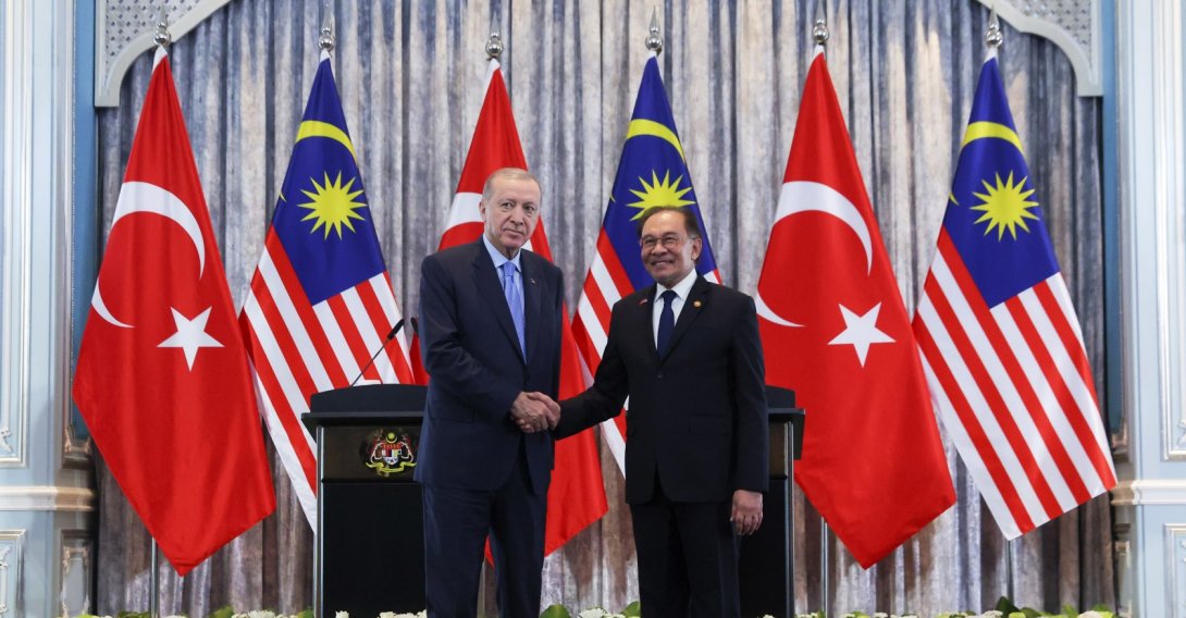 President Recep Tayyip Erdoğan and Malaysian Prime Minister Anwar Ibrahim (R) shake hands during their meeting, Putrajaya, Malaysia, Feb. 11, 2025. (AP Photo)