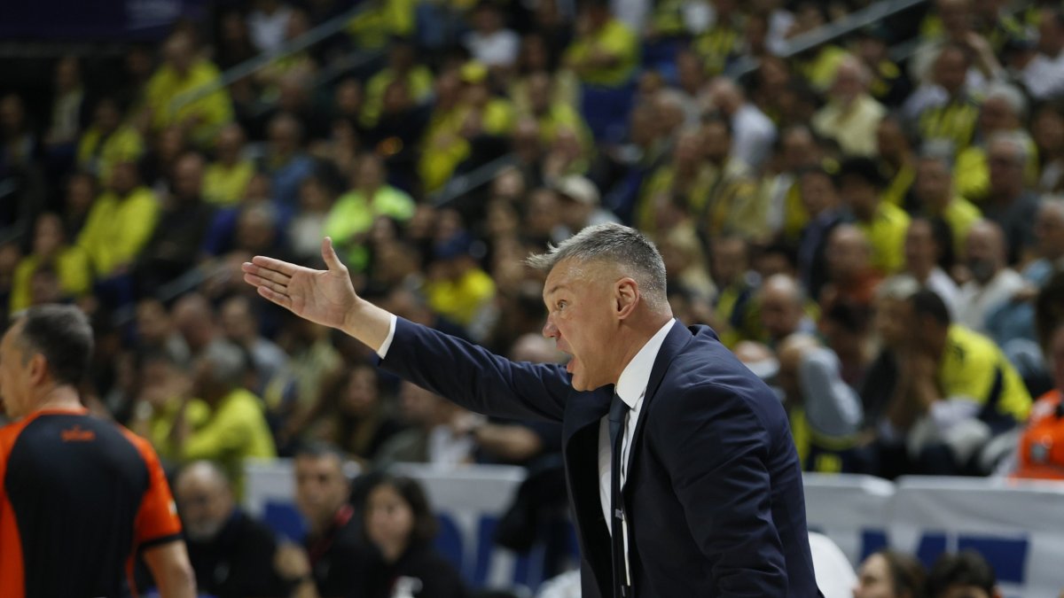Fenerbahçe Beko coach Sarunas Jasikevicius gives instructions during the EuroLeague match against Olympiakos, Istanbul, Türkiye, Jan. 6, 2026. (IHA Photo)