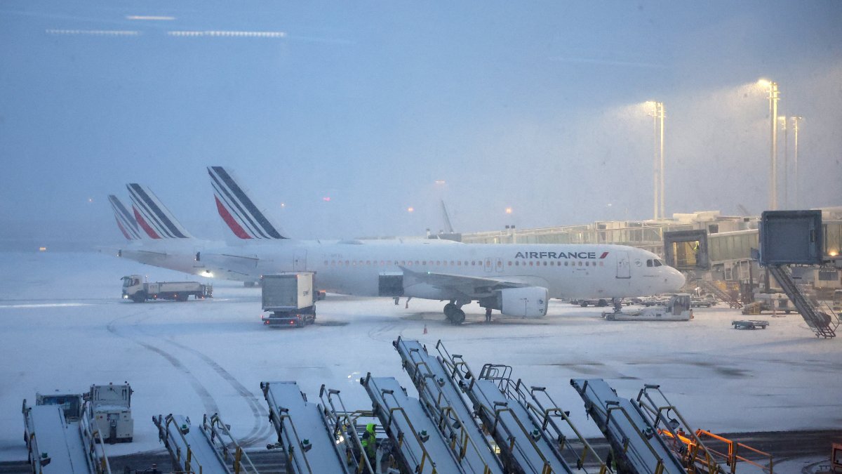 Air France planes on the snow-covered tarmac at the Paris-Charles de Gaulle Airport, Paris, France, Jan. 7, 2026. (Reuters Photo)