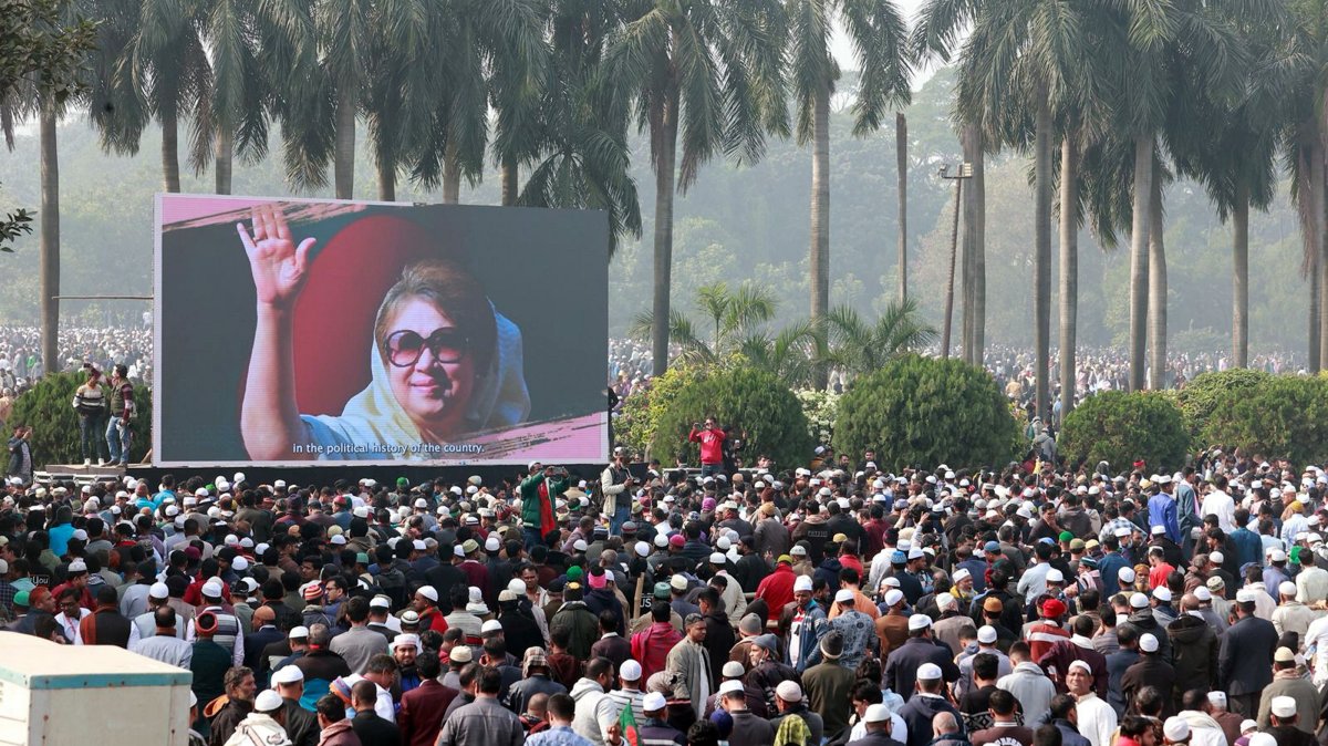 Mourners gather to pay their respects to former Prime Minister and Bangladesh Nationalist Party (BNP) Chairperson Begum Khaleda Zia during her funeral at Manik Mia Avenue, Dhaka, Bangladesh, Dec. 31, 2025. (EPA Photo)