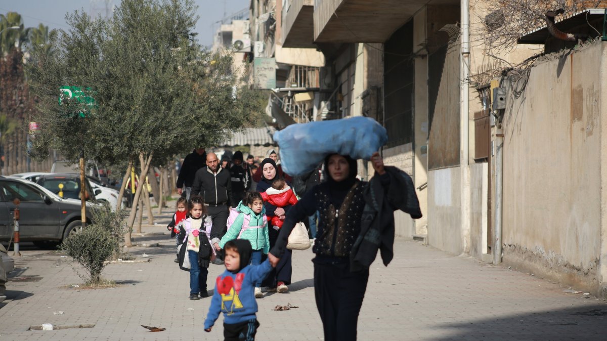 Syrian media says YPG opened fire to stop civilians leaving Aleppo