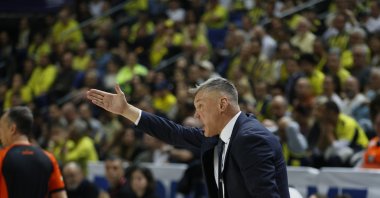 Fenerbahçe Beko coach Sarunas Jasikevicius gives instructions during the EuroLeague match against Olympiakos, Istanbul, Türkiye, Jan. 6, 2026. (IHA Photo)