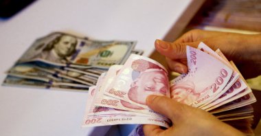 A money changer counts Turkish lira banknotes at a currency exchange office, Ankara, Türkiye, Sept. 27, 2021. (Reuters Photo)