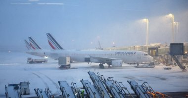 Air France planes on the snow-covered tarmac at the Paris-Charles de Gaulle Airport, Paris, France, Jan. 7, 2026. (Reuters Photo)