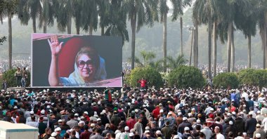 Mourners gather to pay their respects to former Prime Minister and Bangladesh Nationalist Party (BNP) Chairperson Begum Khaleda Zia during her funeral at Manik Mia Avenue, Dhaka, Bangladesh, Dec. 31, 2025. (EPA Photo)