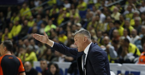 Fenerbahçe Beko coach Sarunas Jasikevicius gives instructions during the EuroLeague match against Olympiakos, Istanbul, Türkiye, Jan. 6, 2026. (IHA Photo)
