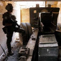 A U.N. peacekeeper stands by an artillery gun at a fortified position formerly held by Hezbollah in the Khraibeh Valley in el-Meri in south Lebanon, Aug. 27, 2025. (AFP Photo)